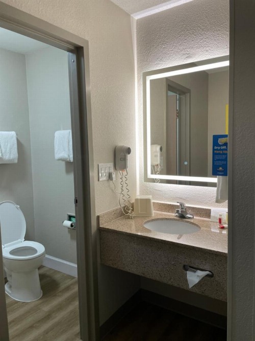 Days Inn by Wyndham Florence Near Civic Center - image 9