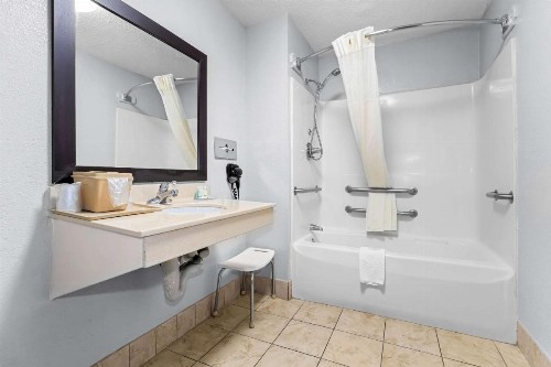 Quality Inn & Suites Civic Center - image 41