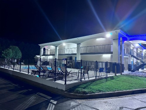 Florence Inn and Suites - image 3