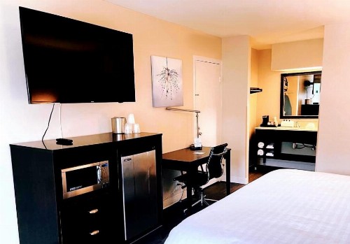 Clarion Inn & Suites - image 2