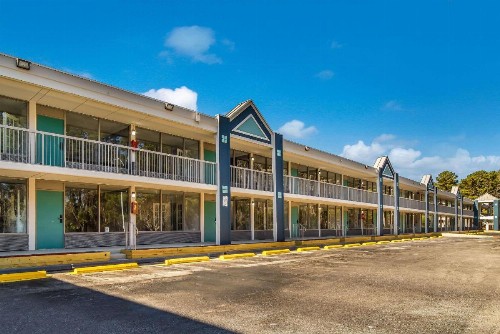 Clarion Inn & Suites - image 31