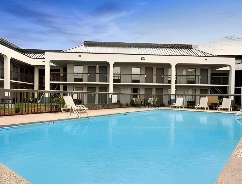 Baymont Inn & Suites by Wyndham Florence - image 3