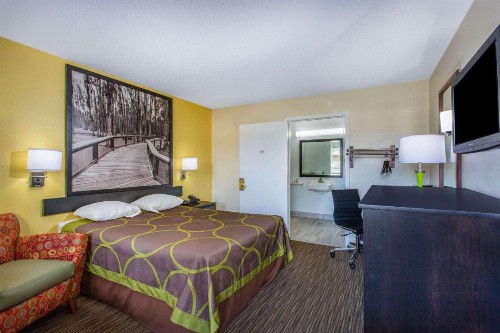 Super 8 by Wyndham Florence - image 12