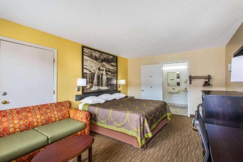Super 8 by Wyndham Florence - image 14