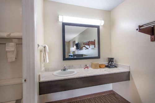 Super 8 by Wyndham Florence - image 18