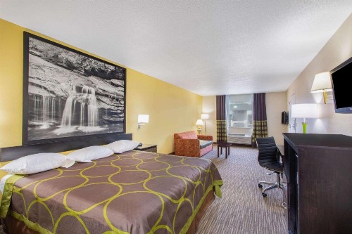 Super 8 by Wyndham Florence - image 19