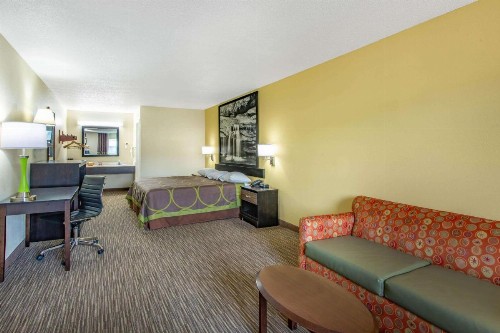 Super 8 by Wyndham Florence - image 21