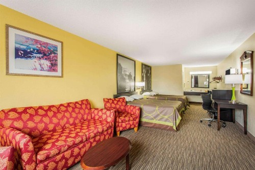 Super 8 by Wyndham Florence - image 22