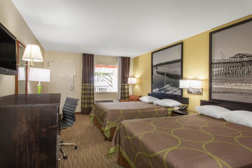 Super 8 by Wyndham Florence - image 30