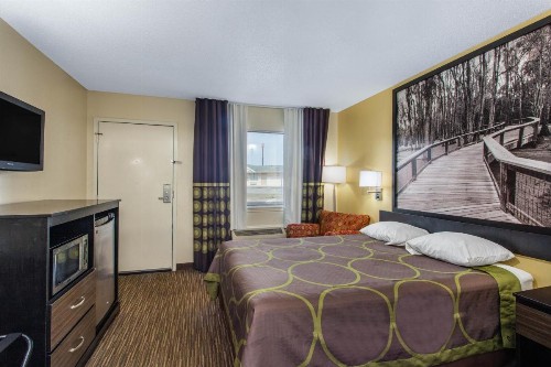 Super 8 by Wyndham Florence - image 46