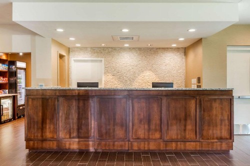 Comfort Inn & Suites - image 10