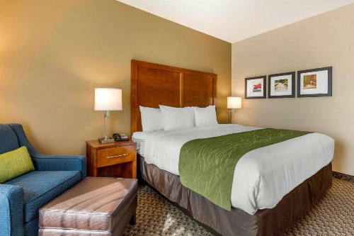 Comfort Inn & Suites - image 25