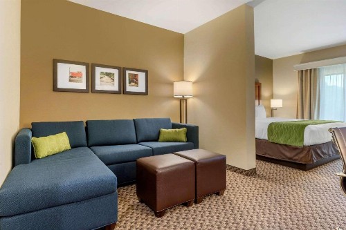 Comfort Inn & Suites - image 27