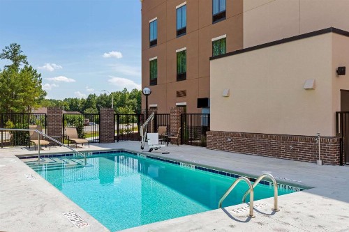 Comfort Inn & Suites - image 3