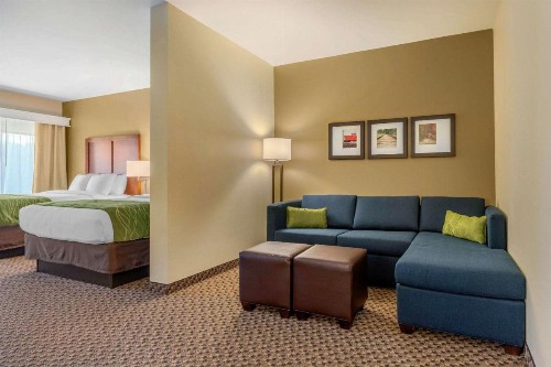 Comfort Inn & Suites - image 30