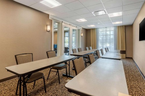 Comfort Inn & Suites - image 33