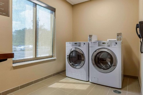 Comfort Inn & Suites - image 6