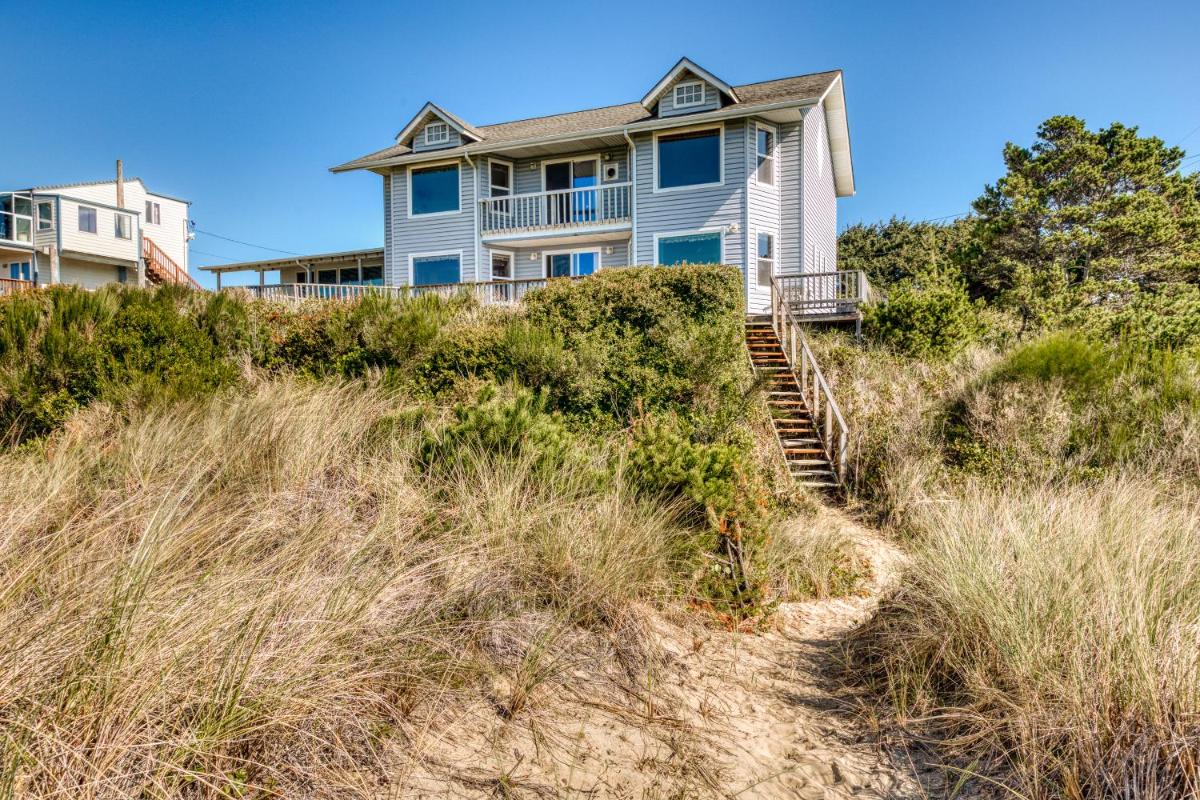 Rascals Oceanfront Retreat - main image