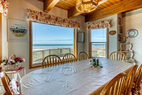 Rascals Oceanfront Retreat - image 10