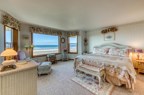 Rascals Oceanfront Retreat - image 11
