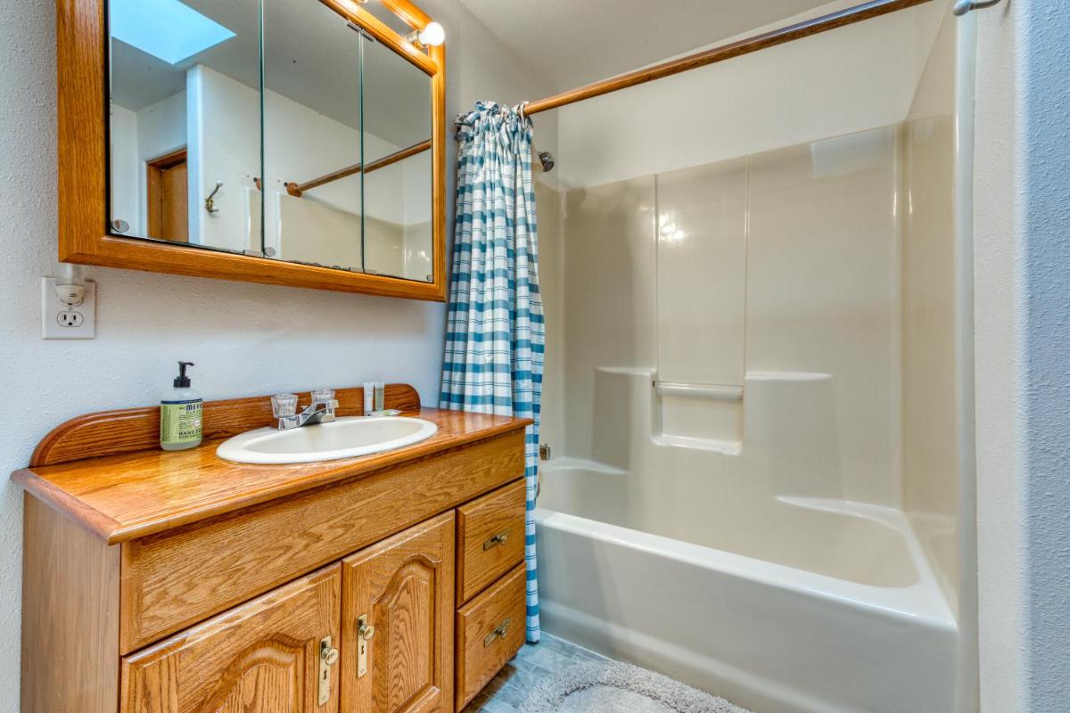 Rascals Oceanfront Retreat - image 2