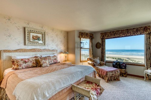 Rascals Oceanfront Retreat - image 3
