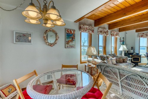 Rascals Oceanfront Retreat - image 8