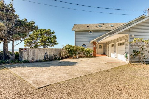 Rascals Oceanfront Retreat - image 9