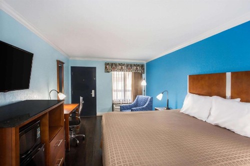 Days Inn by Wyndham Florida City - image 10