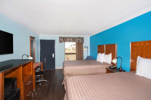 Days Inn by Wyndham Florida City - image 11