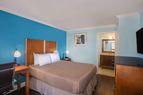 Days Inn by Wyndham Florida City - image 7