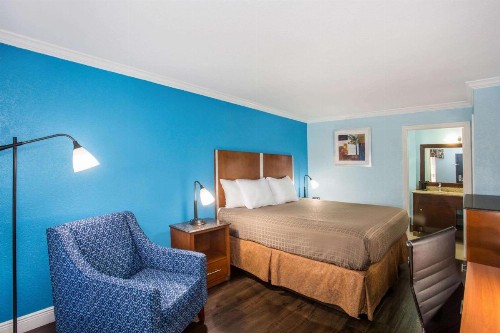 Days Inn by Wyndham Florida City - image 8