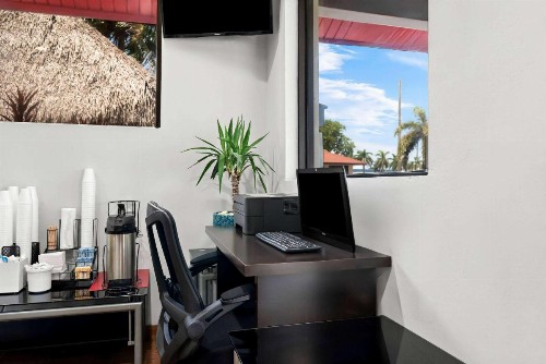 Super 8 by Wyndham Florida City/Homestead/Everglades - image 18