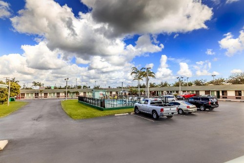Budget Host Inn Florida City - image 9