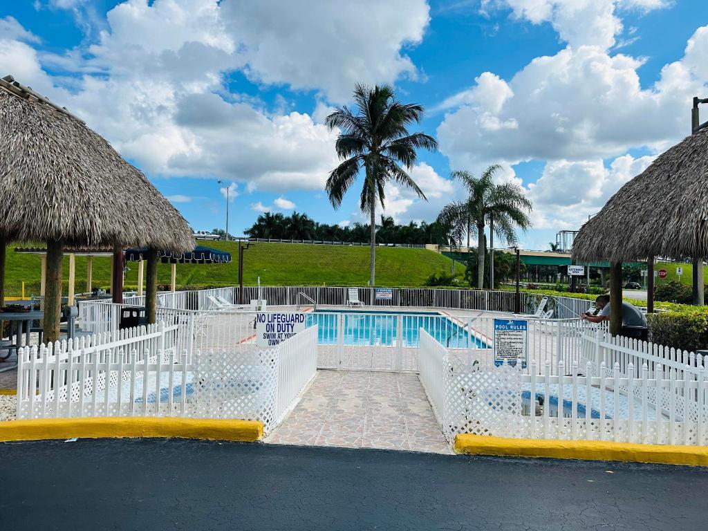 Baymont by Wyndham Florida City - main image