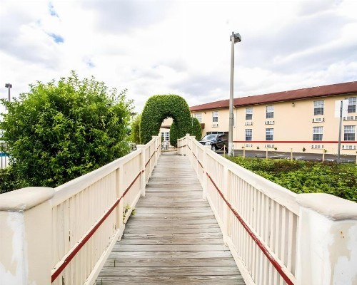 Baymont by Wyndham Florida City - image 16