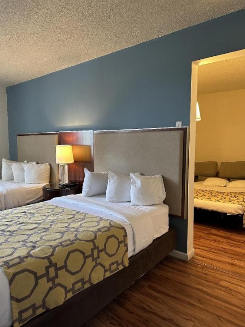Baymont by Wyndham Florida City - image 37