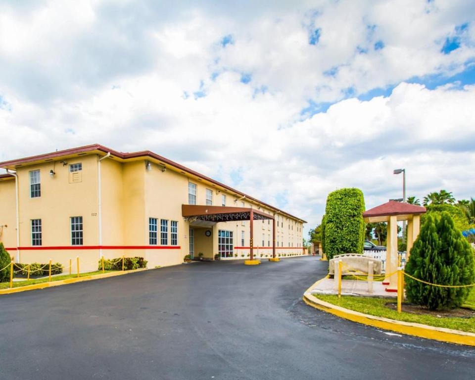 Baymont by Wyndham Florida City - image 7