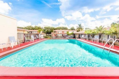 Econo Lodge Inn & Suites - image 17