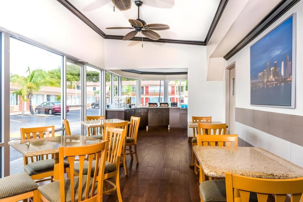 Econo Lodge Inn & Suites - image 3