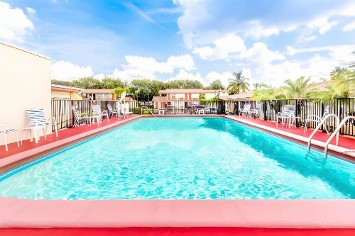 Econo Lodge Inn & Suites - image 4