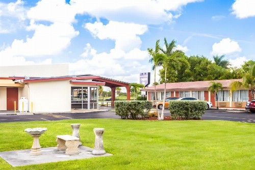 Econo Lodge Inn & Suites - image 5