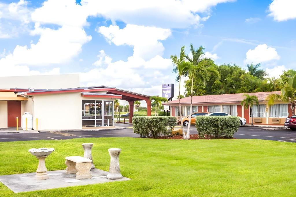 Econo Lodge Inn & Suites - image 5