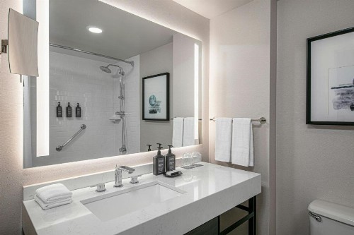 Sheraton LaGuardia East Hotel - image 22