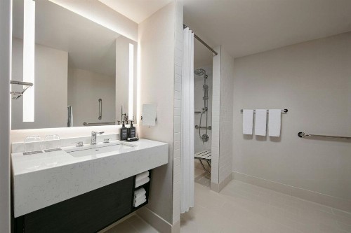 Sheraton LaGuardia East Hotel - image 24