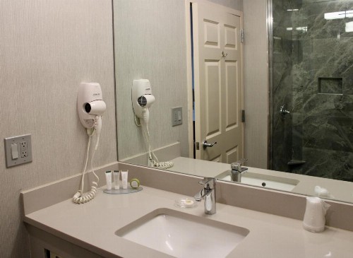 Marco LaGuardia Hotel & Suites - image 16