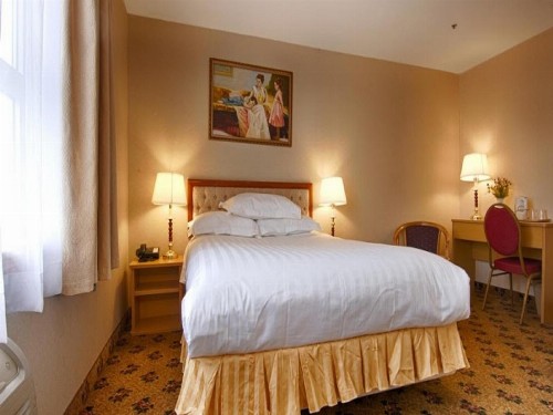 Flushing Hotel - image 2