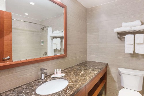 Ramada by Wyndham Flushing Queens - image 2