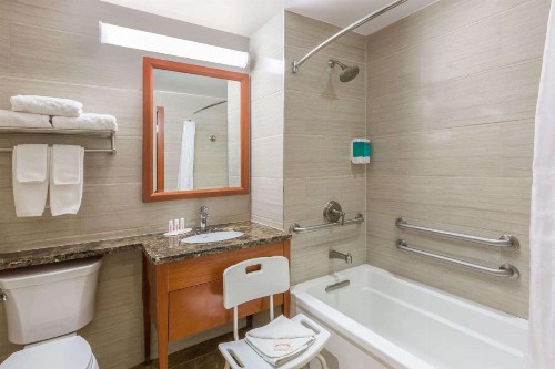Ramada by Wyndham Flushing Queens - image 3