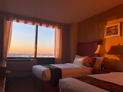 Ramada by Wyndham Flushing Queens - image 5